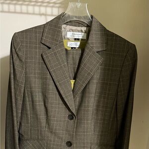 Tahari Brown Pantsuit with Elegant Tailoring